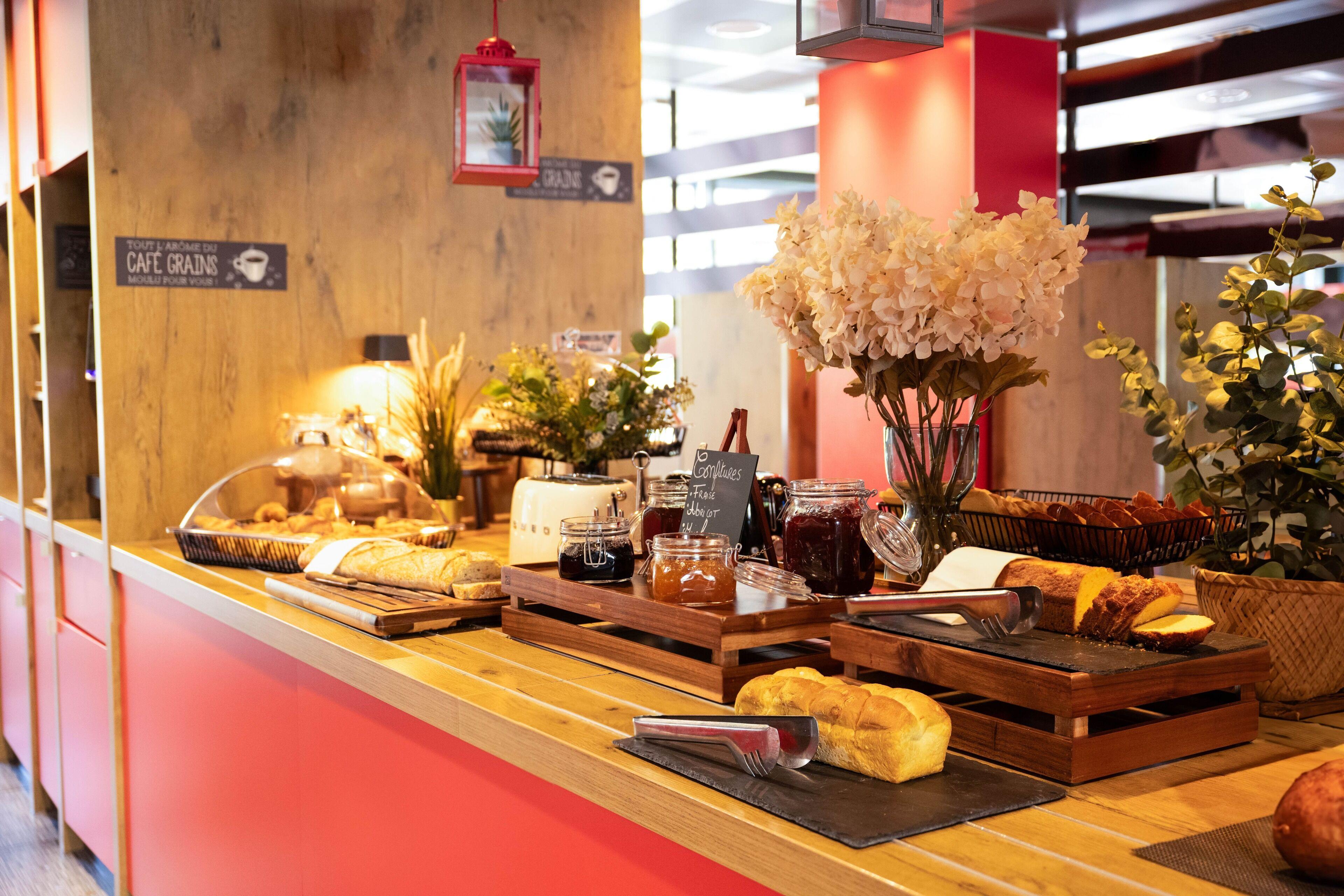 Ibis Centre Nations Hotel 3*