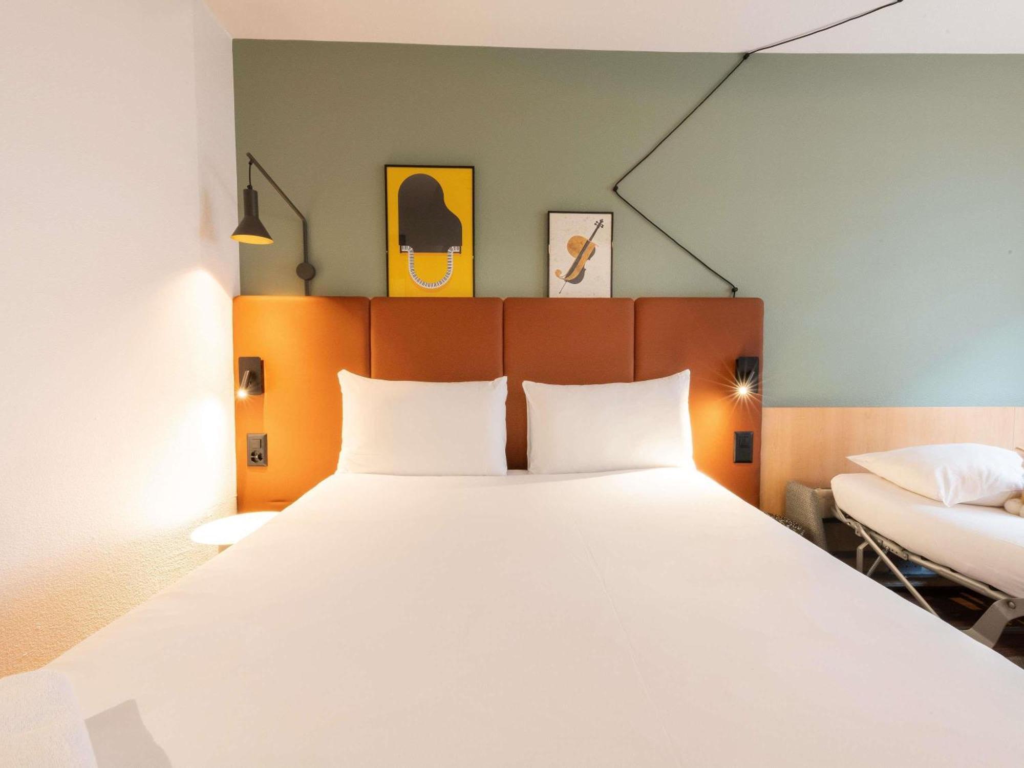 Ibis Centre Nations Hotel 3*