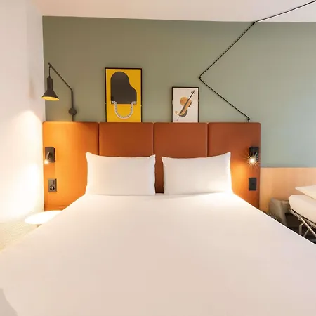 Ibis Centre Nations Hotel 3*