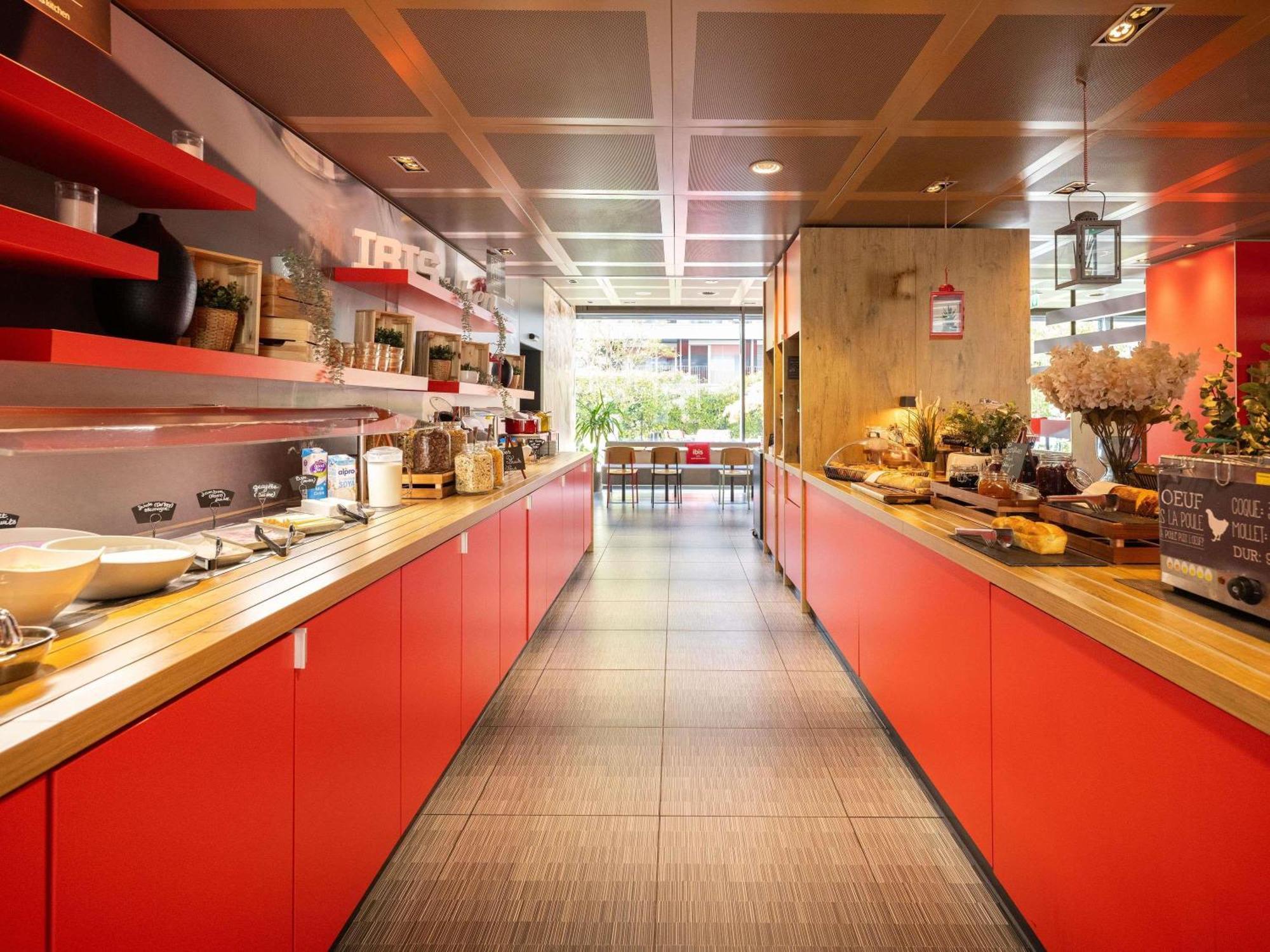 Ibis Centre Nations Hotel 3*