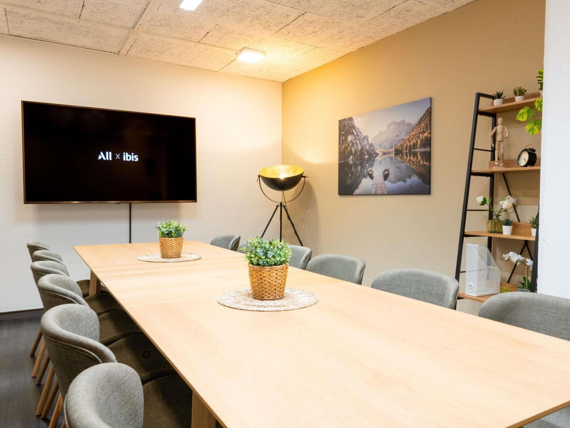 Ibis Centre Nations Hotel 3*