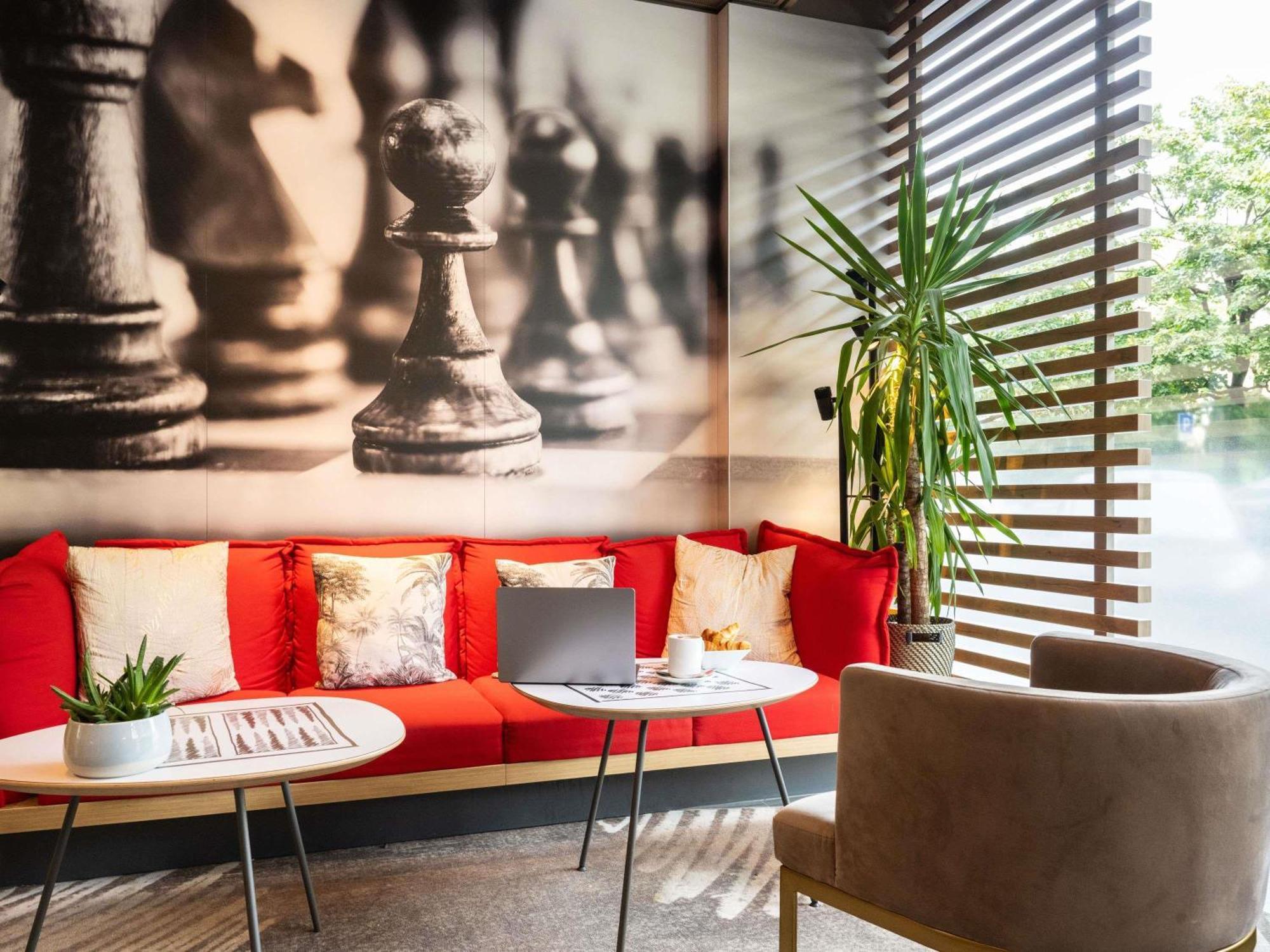 Ibis Centre Nations Hotel 3*